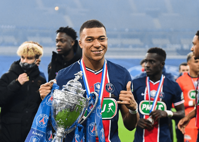 风云突变！法兰克福集结日官宣签约，法国杯版图或变，质疑声仍在，更衣室氛围转暖